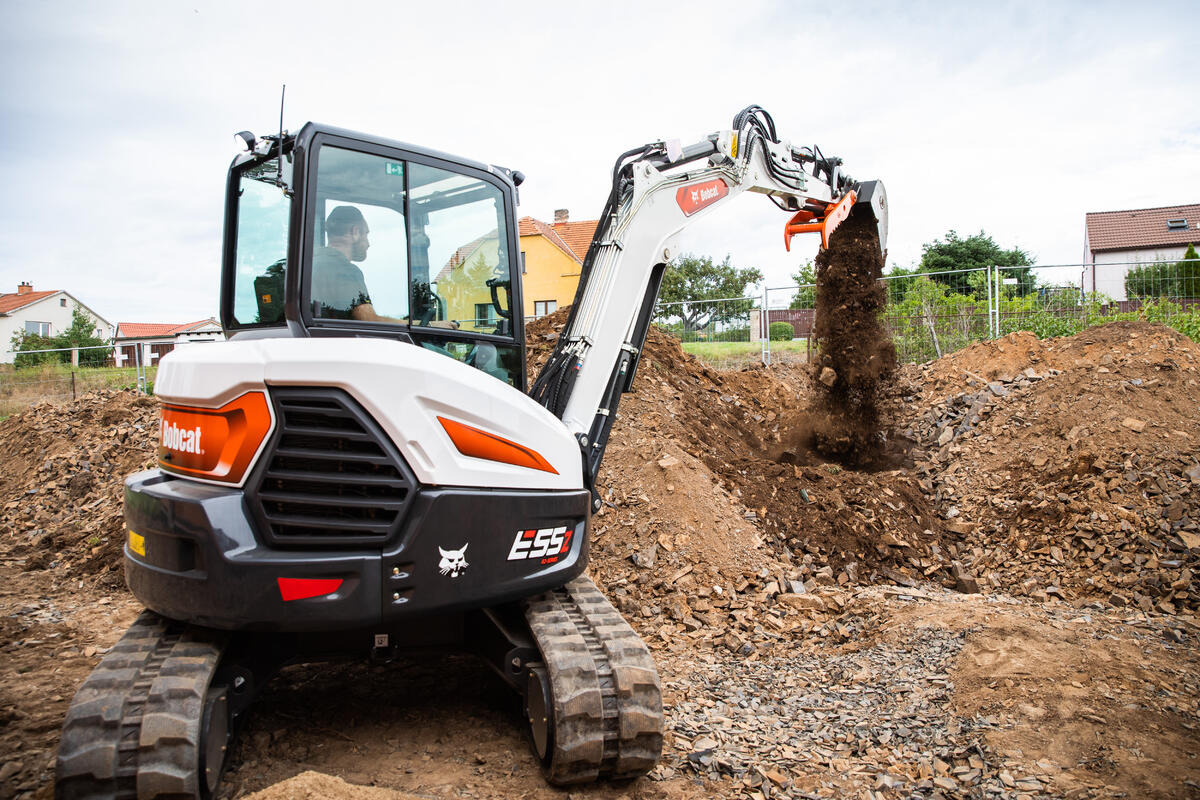 Wszechstronna maszyna z tyłem nie wychodzącym poza obrys - Bobcat E55z