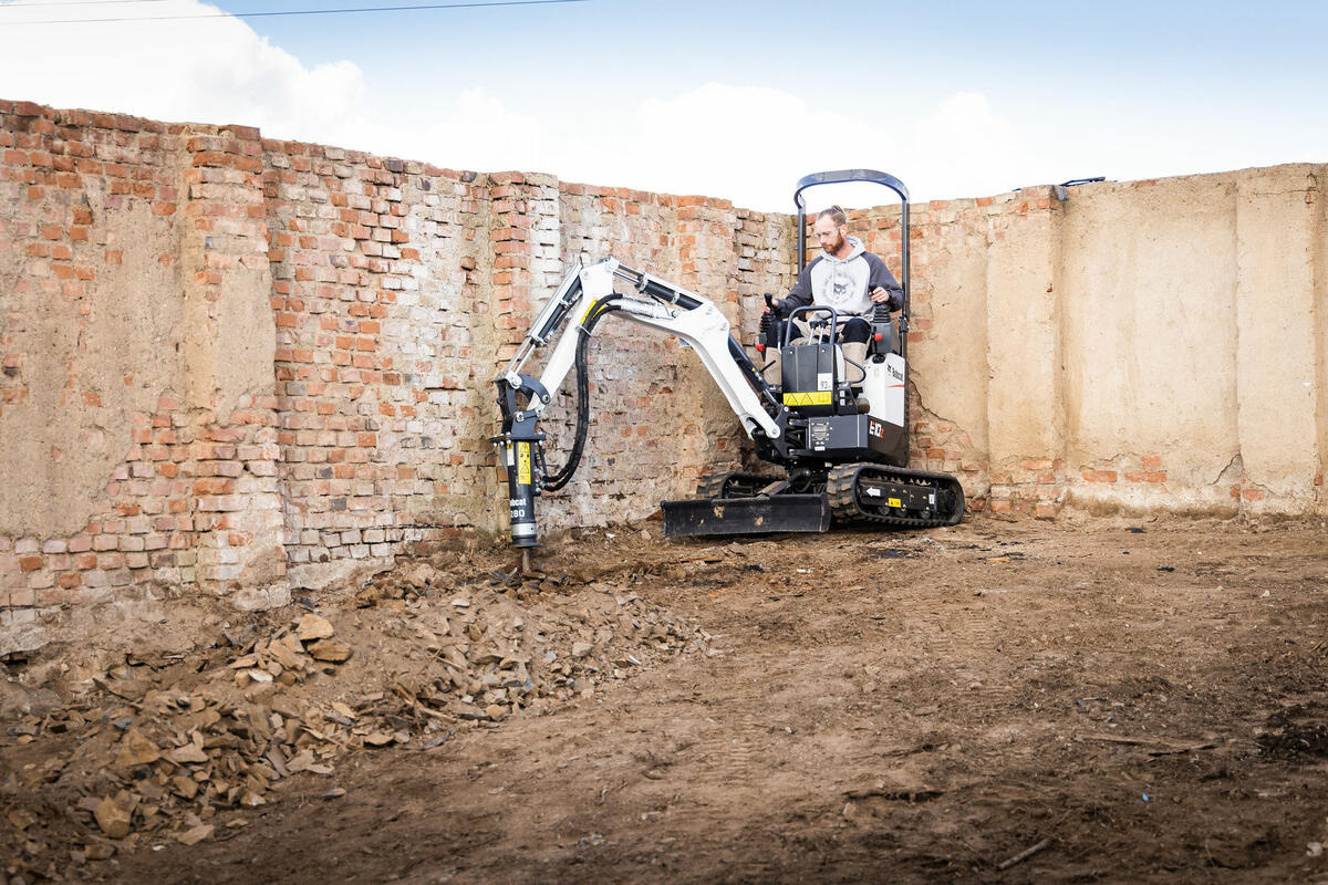 Dlaczego warto wybrać Bobcat E10z? Koparkę o masie 1200 kg.