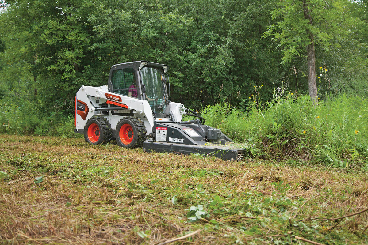 Ładowarka o sterowaniu burtowym Bobcat S510 to pierwszy model w popularnym rozmiarze 500 — to doskonały wybór do prac ziemnych.