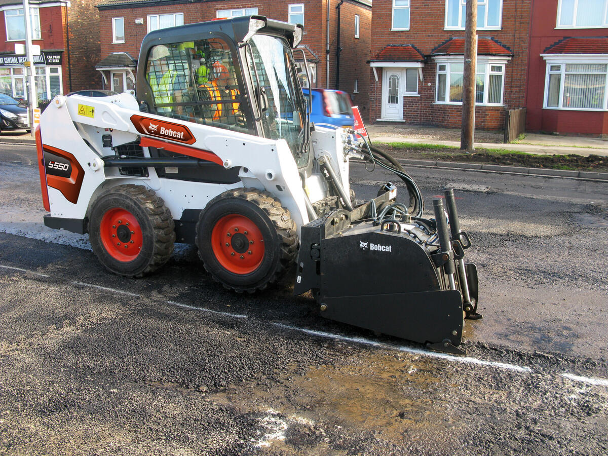 Frezarka samopoziomująca Bobcat o szerokości roboczej 35 cm